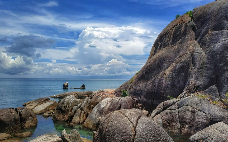 Granite boulders and calm sea on the Koh Samui coast